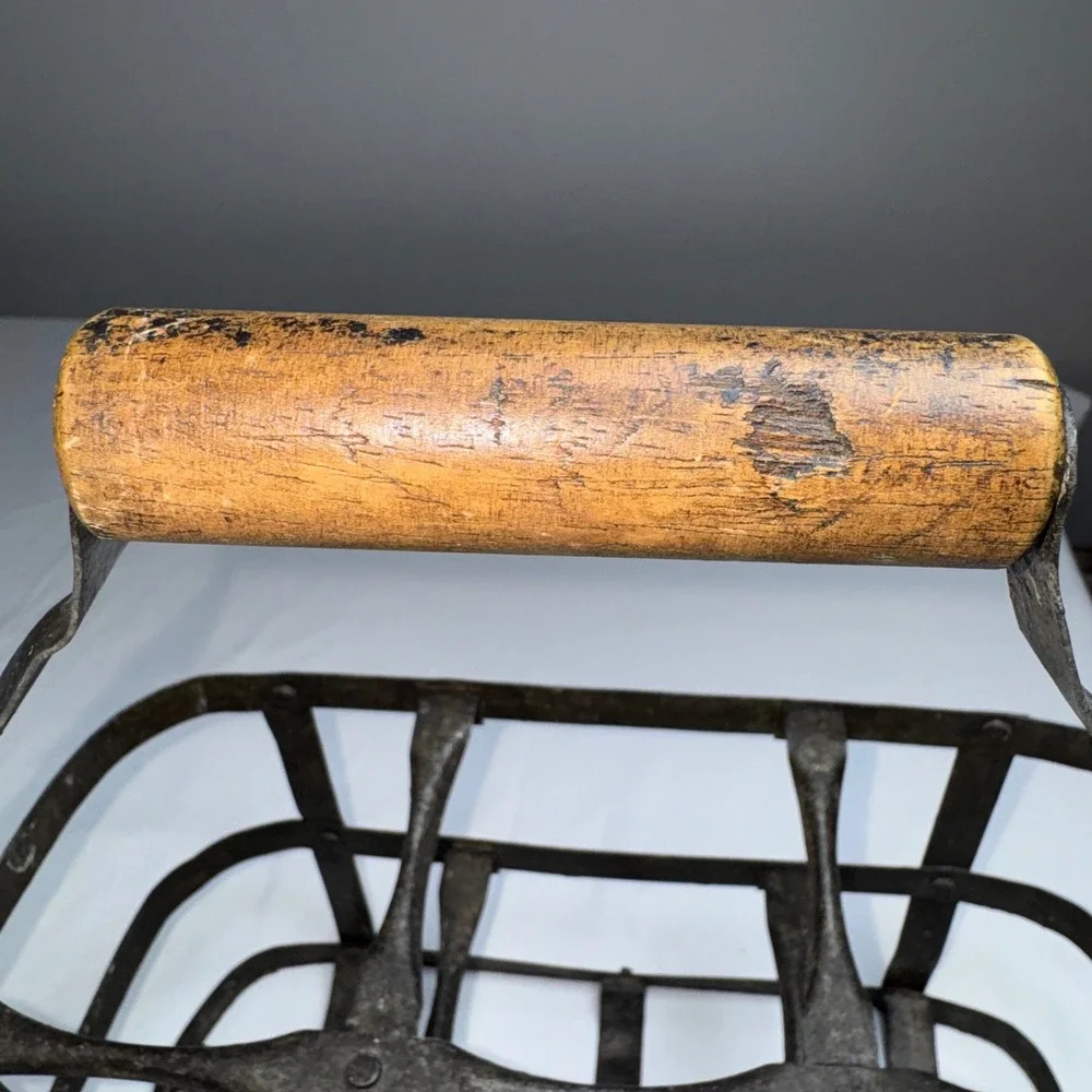 Vintage Metal Milk Bottle Carrier 6 Slot Caddy Rustic Farmhouse Wood Handle 12x8